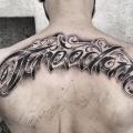 tatuaje Letras Espalda Fuentes por Zmierzloki tattoo
