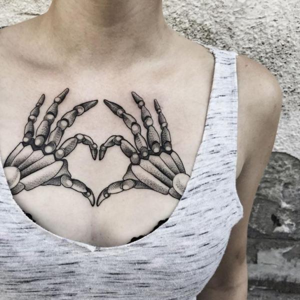 Tatouage Cœur Dotwork Seins Squelette par Zmierzloki tattoo