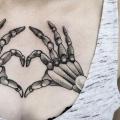 tatuagem Coração Dotwork Peito Esqueleto por Zmierzloki tattoo