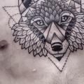 รอยสัก หน้าอก หมาป่า Dotwork โดย Zmierzloki tattoo