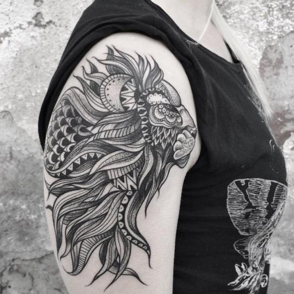 Schulter Löwen Dotwork Tattoo von Zmierzloki tattoo