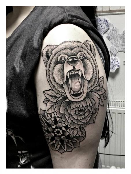 Shoulder Flower Bear Tattoo by Zmierzloki tattoo