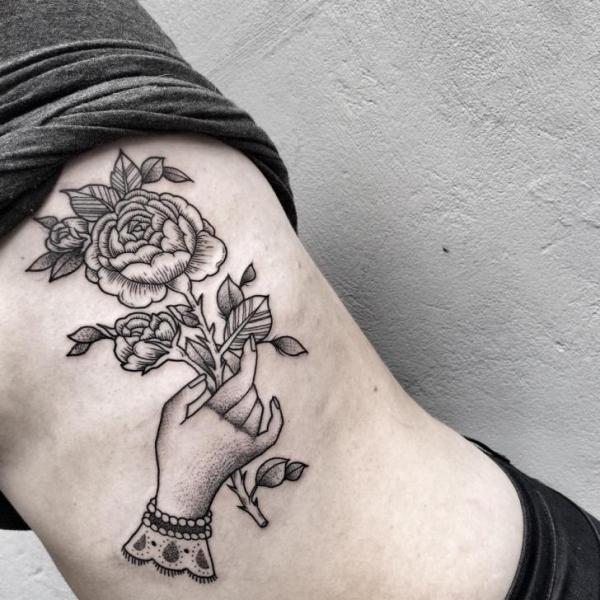 Tatuaje Flor Lado Dotwork Rosa por Zmierzloki tattoo