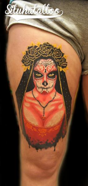 Tatuaje Cráneo Mexicano Muslo por Siluha Tattoo
