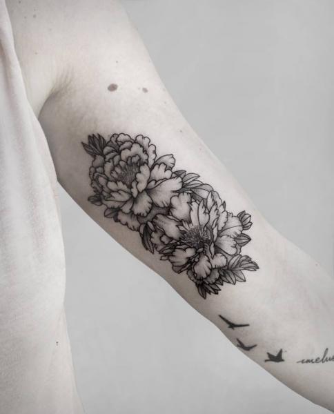 Arm Flower Tattoo by Luciano Del Fabro