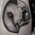tatouage Bras Crâne Hibou Dotwork par Luciano Del Fabro
