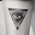 tatuaje Brazo Ojo Triángulo por Luciano Del Fabro