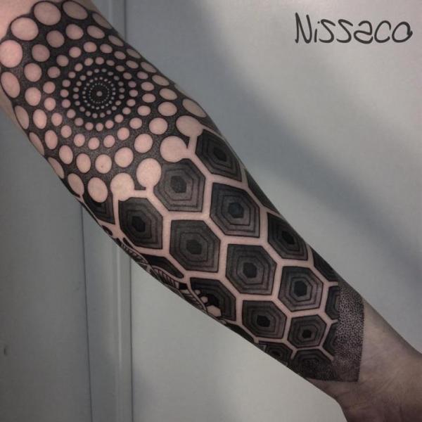 Tatuaje Brazo Dotwork Geométrico por Nissaco