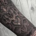 tatouage Bras Hibou Dotwork par Nissaco