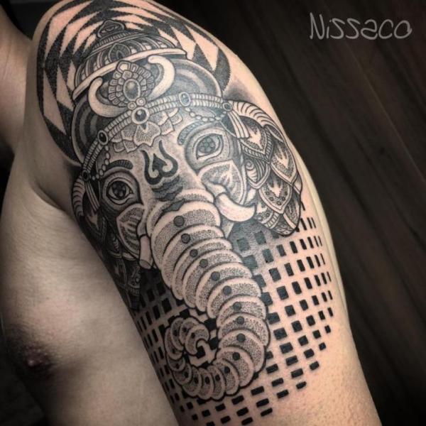 Tatuaje Brazo Religioso Dotwork por Nissaco