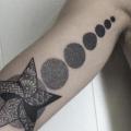 tatouage Bras Étoile Dotwork par Nissaco