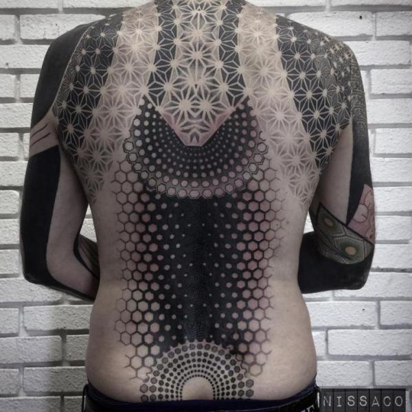 Tatuaje Espalda Dotwork Geométrico por Nissaco