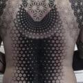tatuaje Espalda Dotwork Geométrico por Nissaco