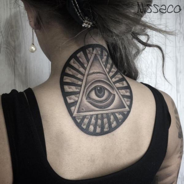 Tatuaje Espalda Ojo Cuello Dios Triángulo por Nissaco