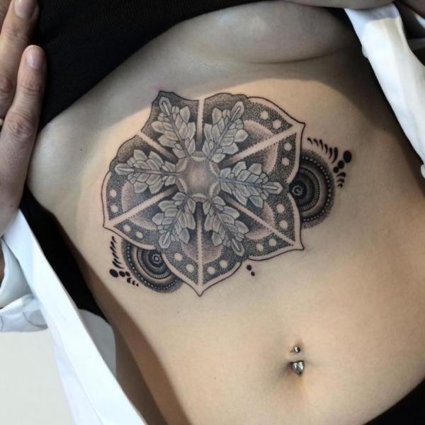 Tatuaggio Pancia Dotwork Mandala di Nissaco