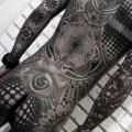 Dotwork Geometrisch Körper tattoo von Nissaco