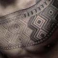 Brust Dotwork tattoo von Nissaco