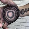 tatuaggio Braccio Mano Dotwork Astratto di Nissaco