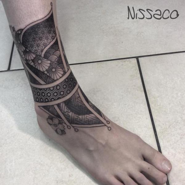 Fuß Bein Dotwork Tattoo von Nissaco