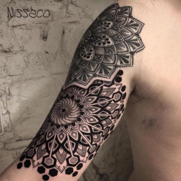 Tatuaggio Spalla Braccio Dotwork Geometrici di Nissaco