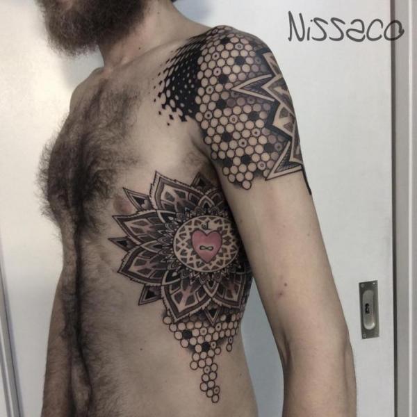 Tatuaje Hombro Lado Dotwork Geométrico por Nissaco