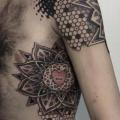 tatuaje Hombro Lado Dotwork Geométrico por Nissaco