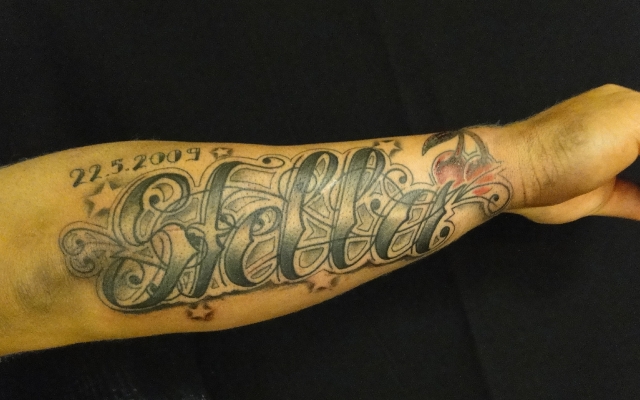 Tatuaje Brazo Letras por Body Cult