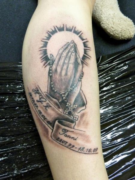 Tatuaje Brazo Manos Rezando Religioso por Body Cult