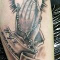 tatuaje Brazo Manos rezando Religioso por Body Cult