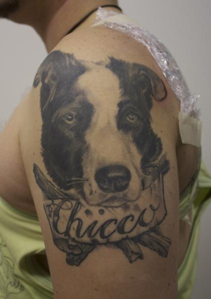 Tatuaje Hombro Realista Perro por Body Cult
