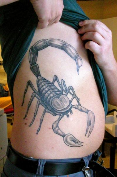 Realistische Seite Skorpion Tattoo von Body Cult