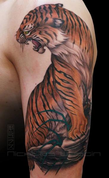 Schulter Arm Realistische Tiger Tattoo von Nicklas Westin