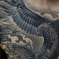 tatuaje Hombro Realista Pecho Águila Pescado por Nicklas Westin