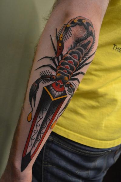 Tatuaje Brazo Escorpión Daga por California Electric Tattoo Parlour