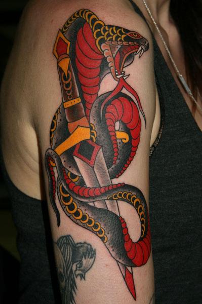 Tatuaje Hombro Brazo Serpiente Daga por California Electric Tattoo Parlour