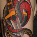 tatuaje Hombro Brazo Serpiente Daga por California Electric Tattoo Parlour