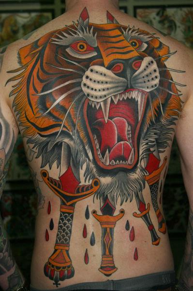 Tatuaje Old School Espalda Tigre Daga por California Electric Tattoo Parlour