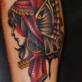 tatuaje Ternero Polilla mujer por California Electric Tattoo Parlour