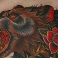 tatuaggio Spalla Petto Old School Orso Rose di California Electric Tattoo Parlour