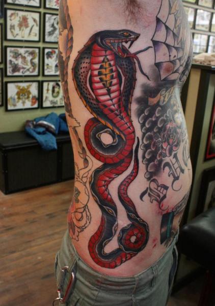 Tatuaje Serpiente Old School Lado por California Electric Tattoo Parlour