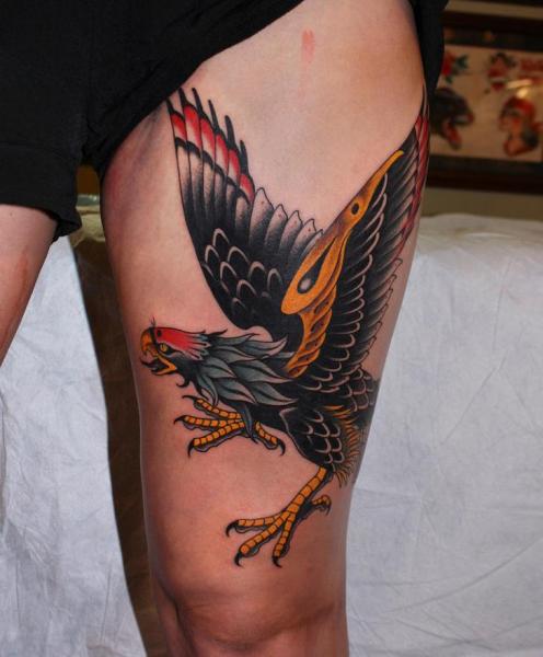 Tatuaje Old School Águila Muslo por California Electric Tattoo Parlour