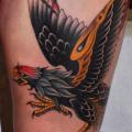 tatuaje Old School Águila Muslo por California Electric Tattoo Parlour
