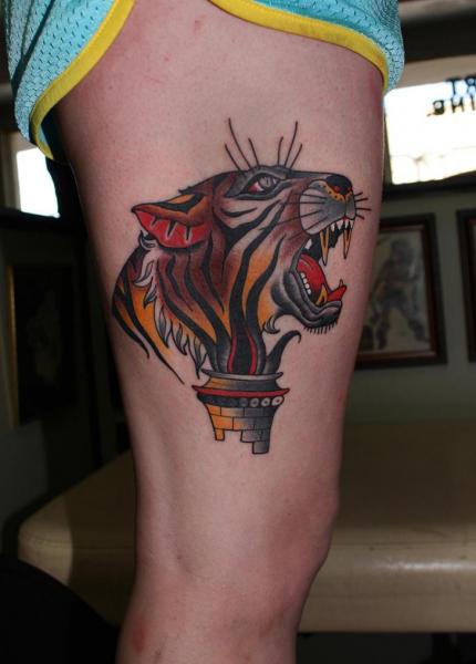 Tatuaje Old School Tigre Muslo por California Electric Tattoo Parlour