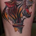 tatuaje Old School Tigre Muslo por California Electric Tattoo Parlour