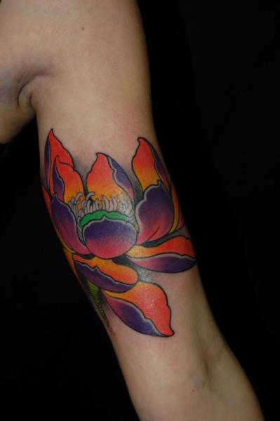 Tatuaje Brazo Flor Loto por Dalmiro Tattoo