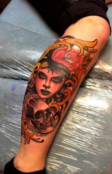 รอยสัก ขา กะโหลกศีรษะ หญิง โดย Dalmiro Tattoo