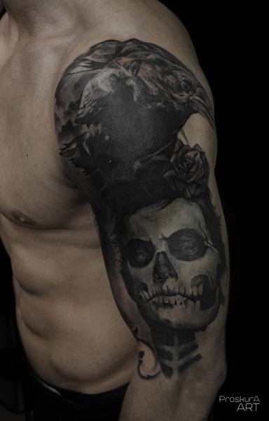 Tatuaje Hombro Brazo Cráneo Cuervo por Proskura Art