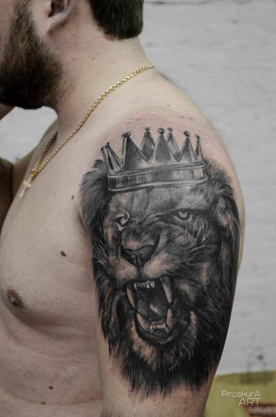 Tatuaggio Spalla Leone Corona di Proskura Art