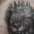 Schulter Löwen Krone tattoo von Proskura Art