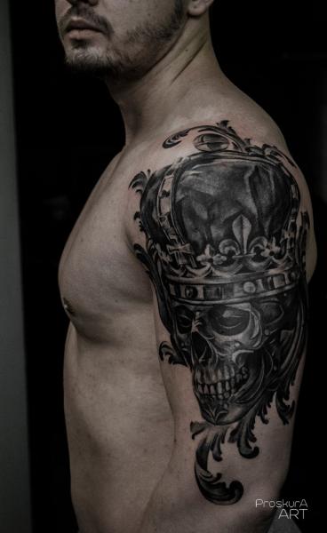 Schulter Totenkopf Krone Tattoo von Proskura Art